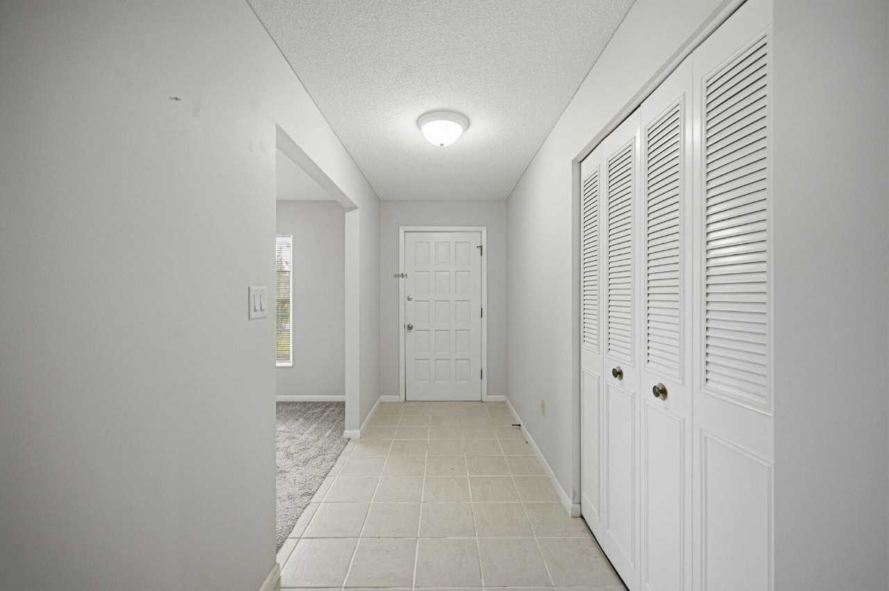 1322 Se 38th Ave - Photo 3 of 24