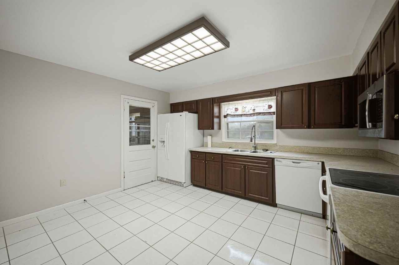 1322 Se 38th Ave - Photo 6 of 24