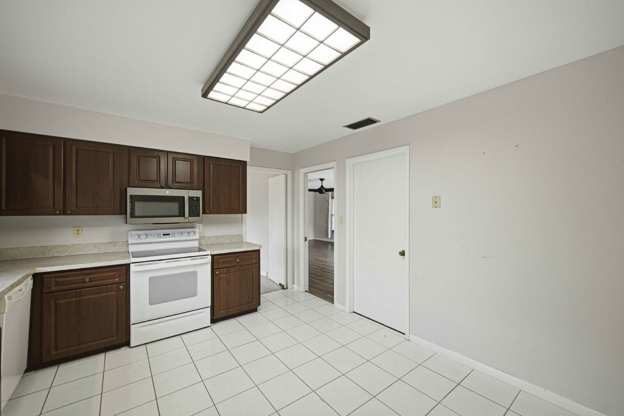 1322 Se 38th Ave - Photo 7 of 24