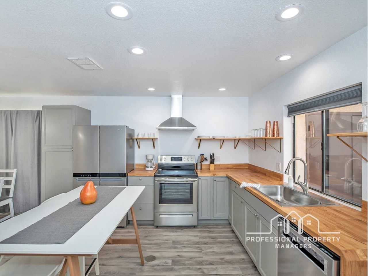 444 W 37th St - Photo 4 of 15
