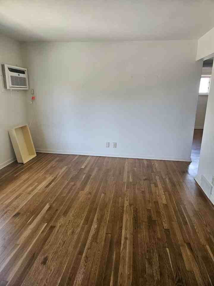 1321 - 98th St - Photo 2 of 5