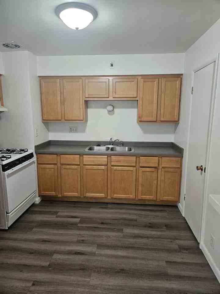 1321 - 98th St - Photo 3 of 5