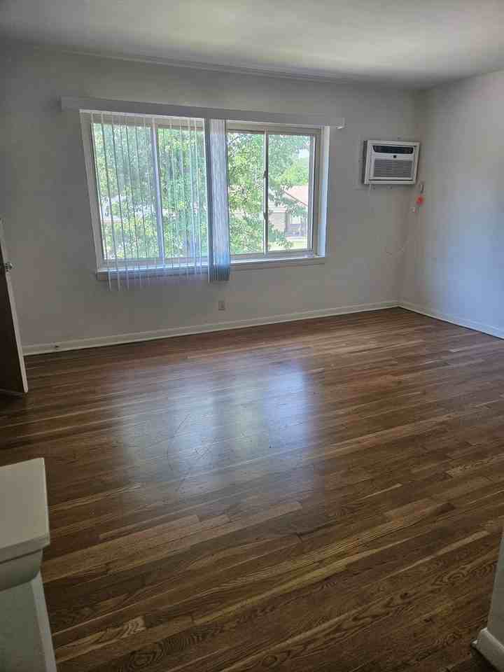 1321 - 98th St - Photo 5 of 5