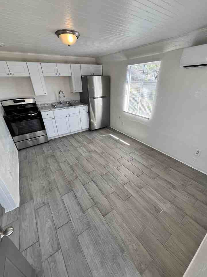 419-423 E. 32nd Street - Photo 3 of 31
