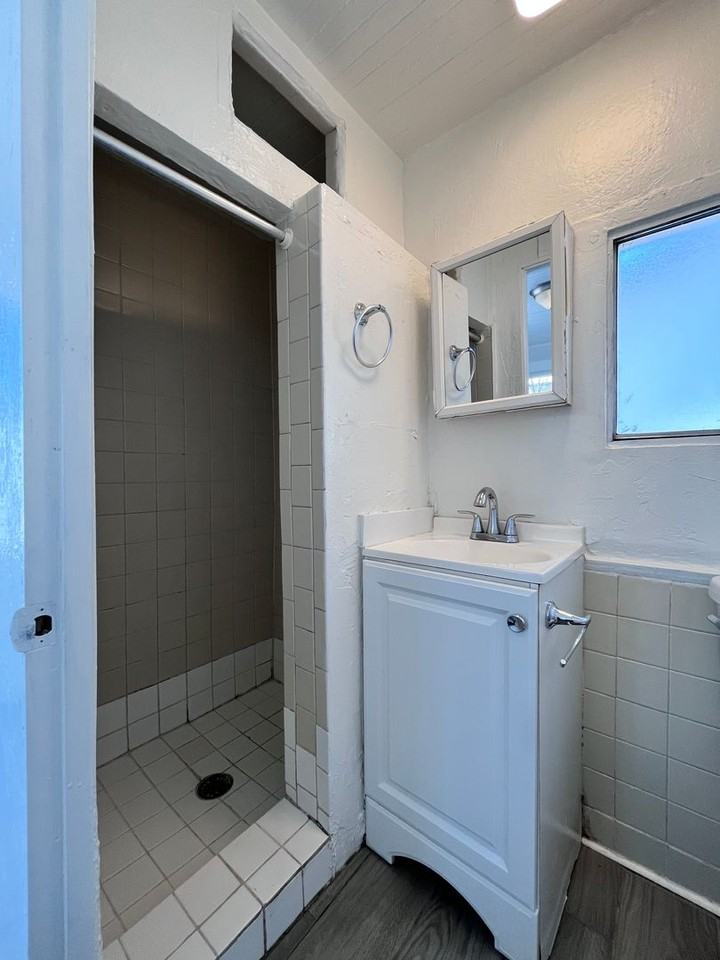 419-423 E. 32nd Street - Photo 5 of 31