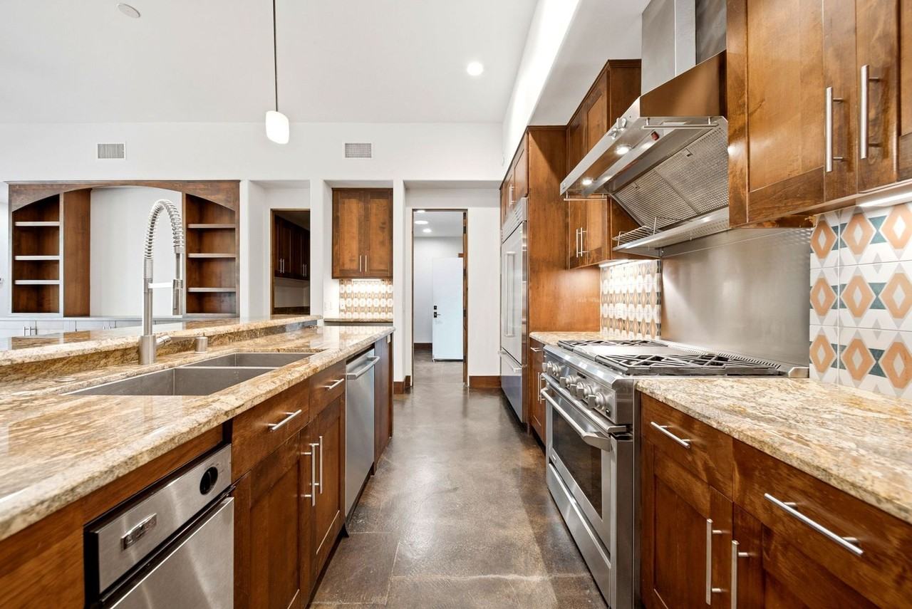 825 Gonzales St - Photo 6 of 29