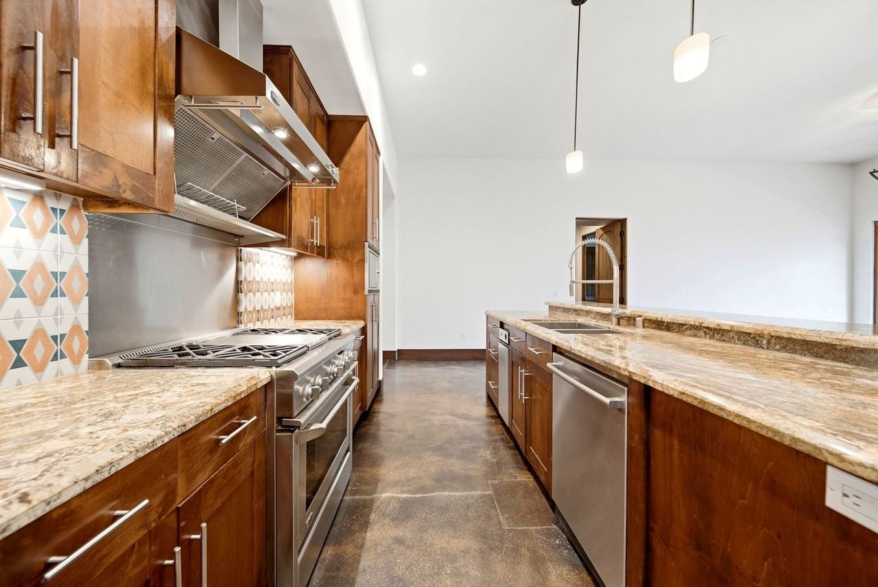 825 Gonzales St - Photo 7 of 29