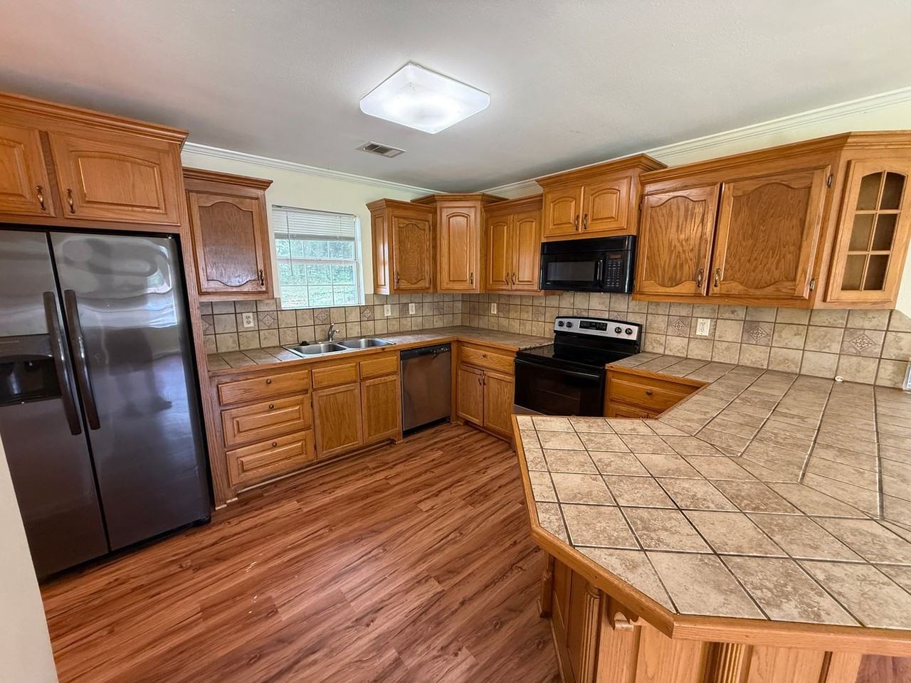 3913 Hobbs - Photo 4 of 11