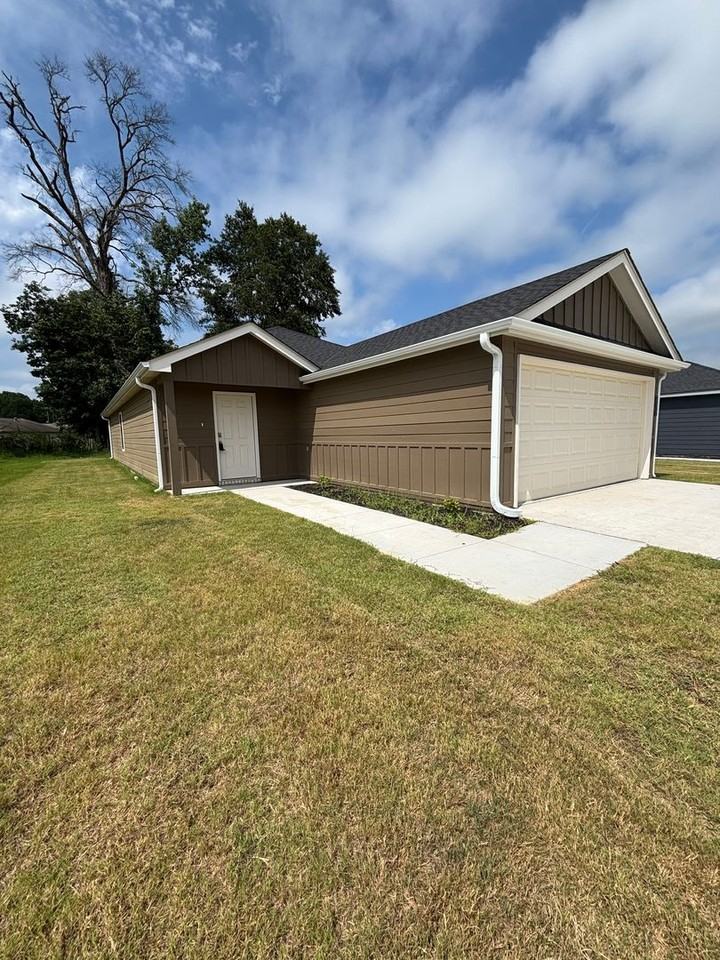 350 Moonlight Graham Blvd - Photo 2 of 20