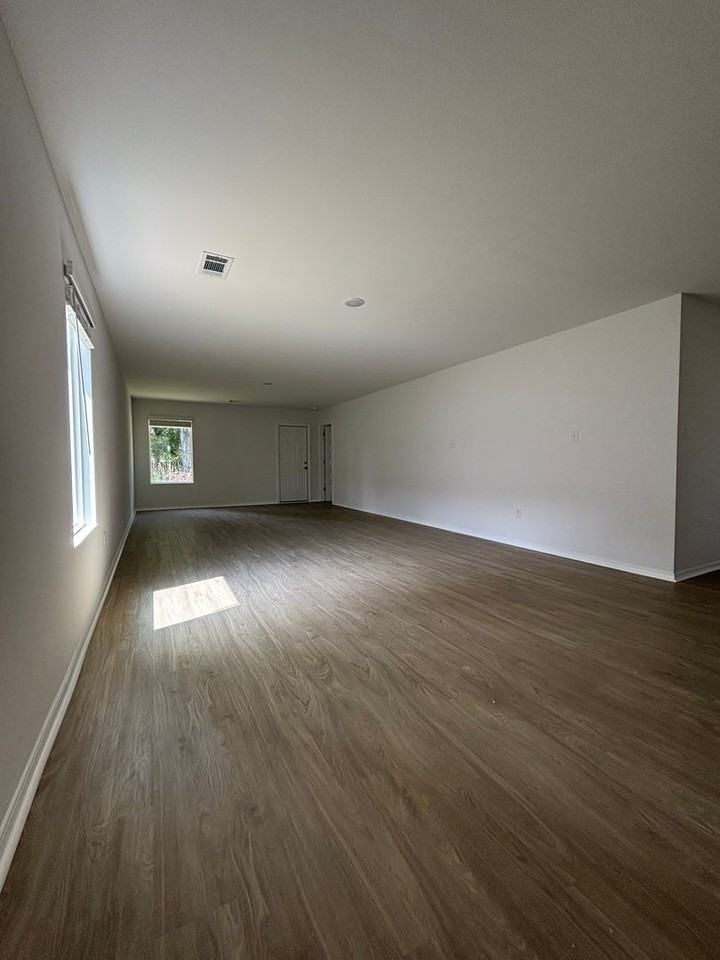 350 Moonlight Graham Blvd - Photo 4 of 20