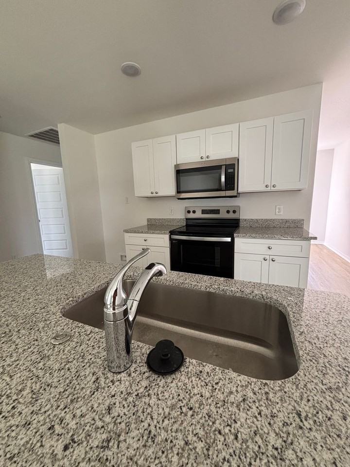 350 Moonlight Graham Blvd - Photo 5 of 20