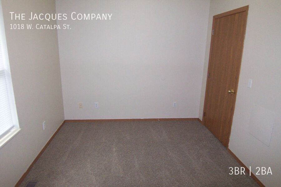 1018 W Catalpa St - Photo 3 of 10