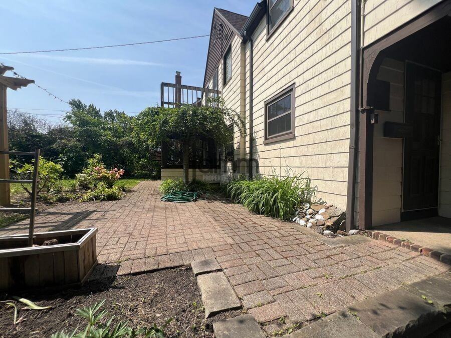 2551 Charney Rd - Photo 4 of 32