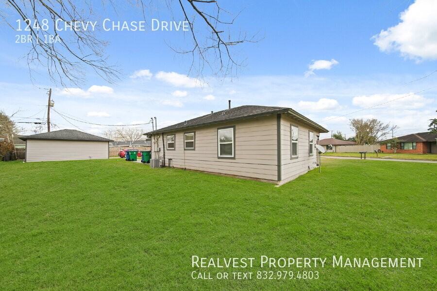 1248 Chevy Chase Dr - Photo 3 of 11