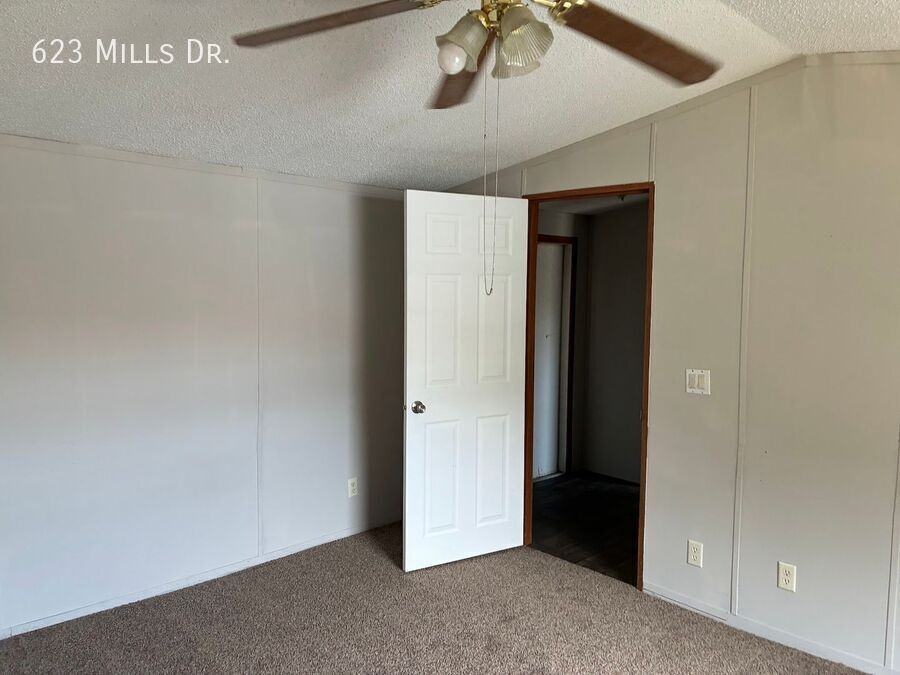 623 Mills Dr - Photo 3 of 13