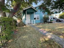 featured image of 722 E 7th St