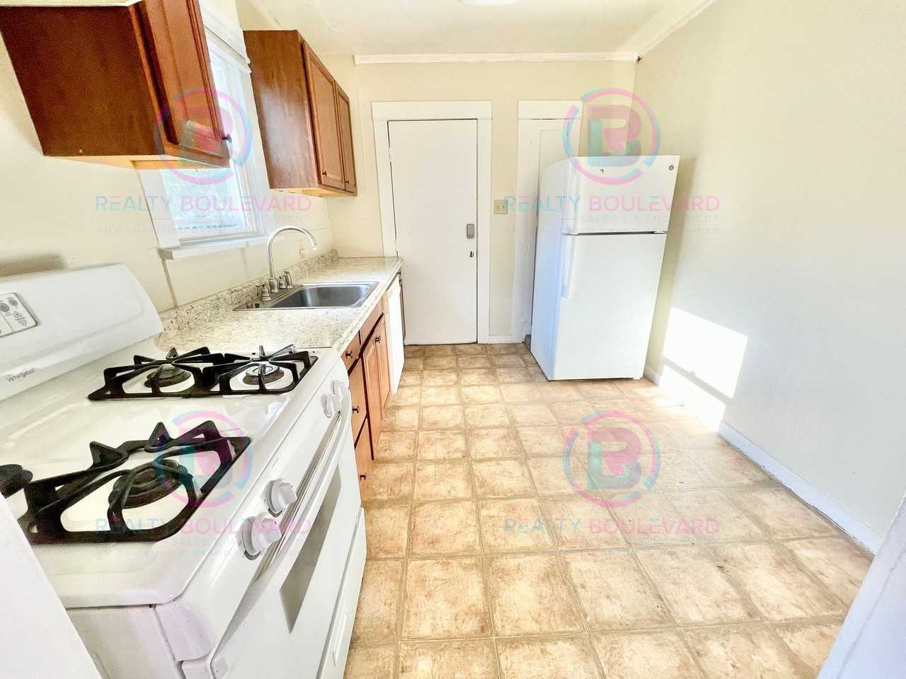 722 E 7th St - Photo 2 of 10
