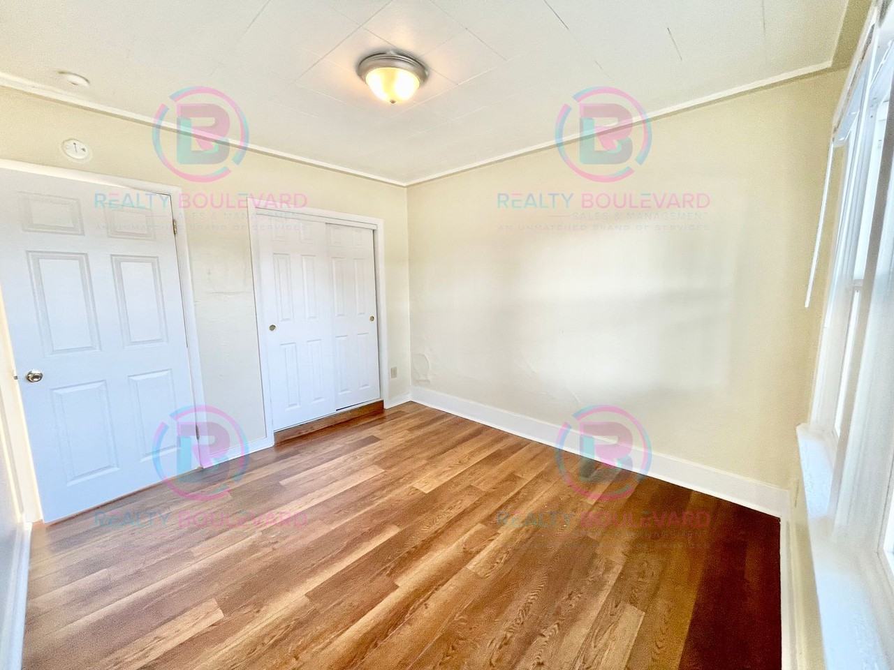 722 E 7th St - Photo 3 of 10