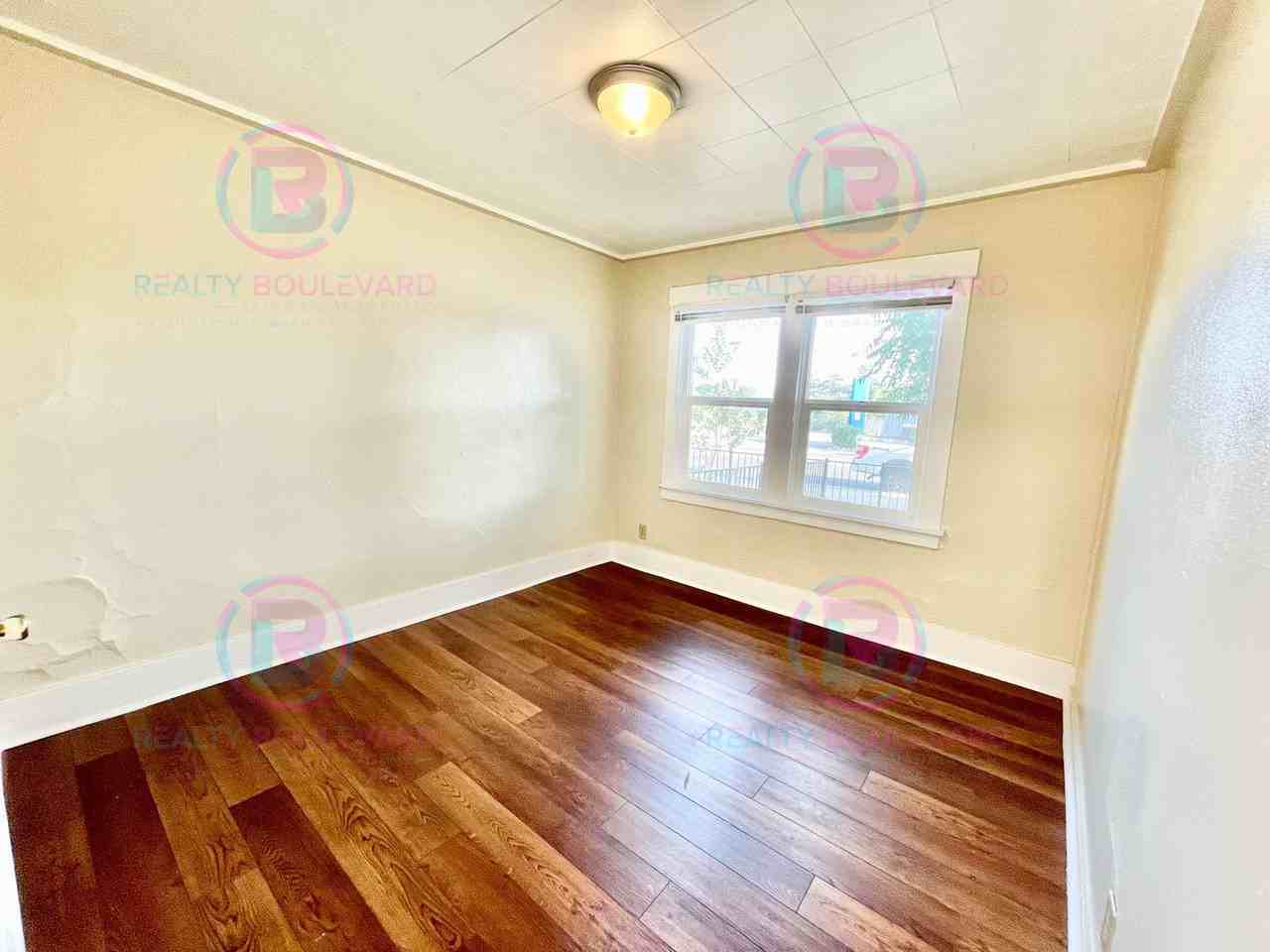 722 E 7th St - Photo 5 of 10