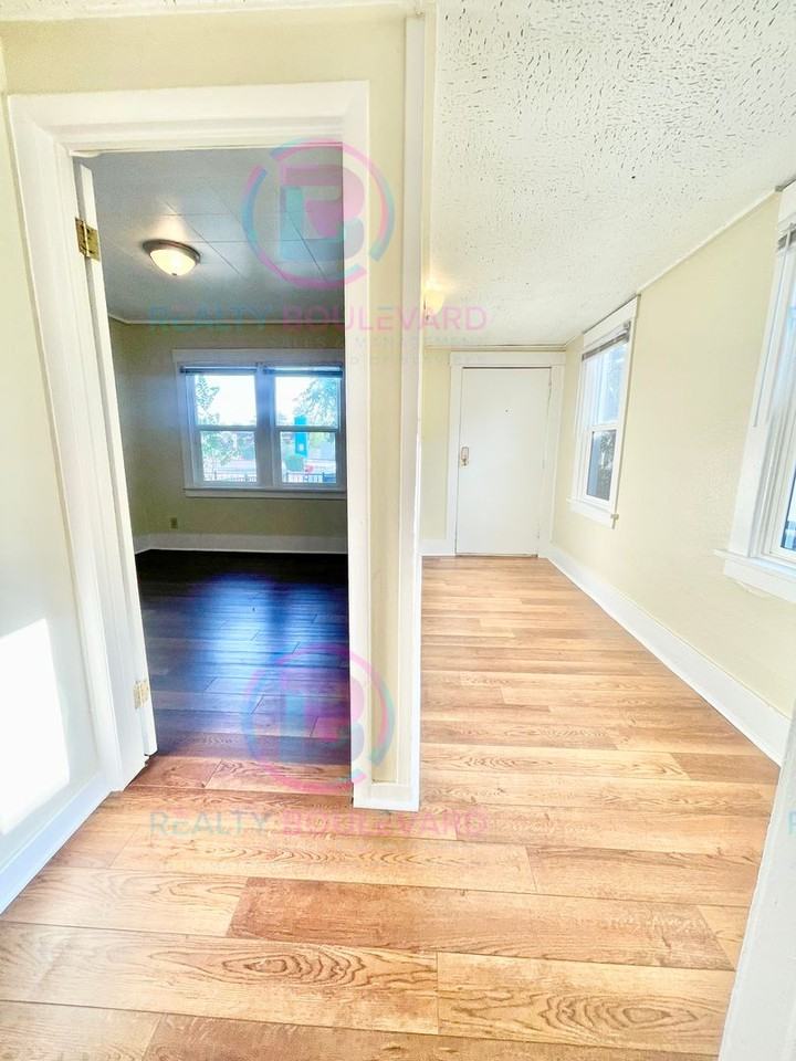 722 E 7th St - Photo 7 of 10