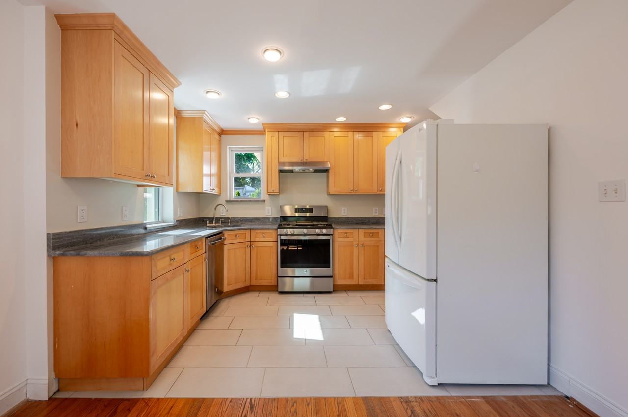 240 Van Buren St Nw - Photo 5 of 35
