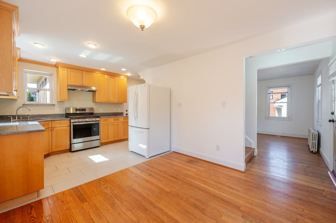 240 Van Buren St Nw - Photo 6 of 35
