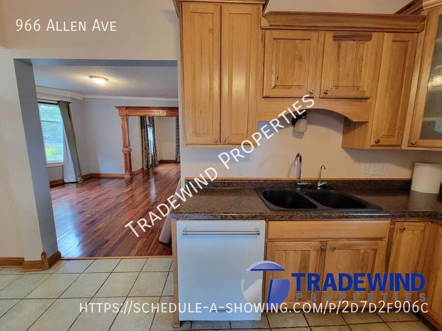 966 Allen Ave - Photo 5 of 34