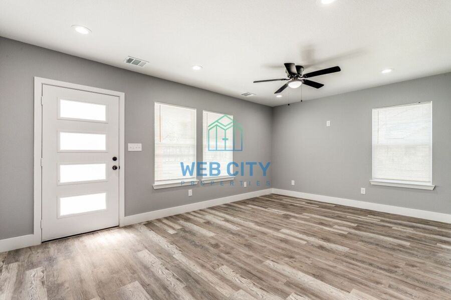 3207 Mallory Dr - Photo 2 of 11