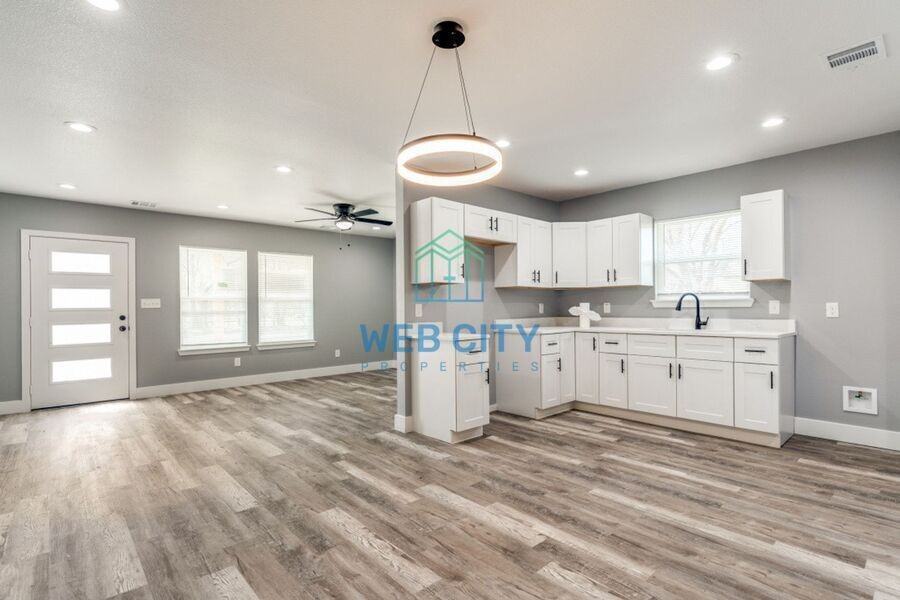 3207 Mallory Dr - Photo 4 of 11