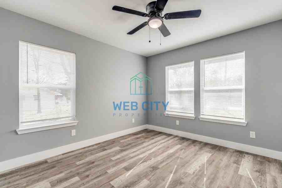 3207 Mallory Dr - Photo 7 of 11
