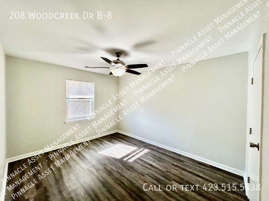 208 Woodcreek Dr - Photo 3 of 30