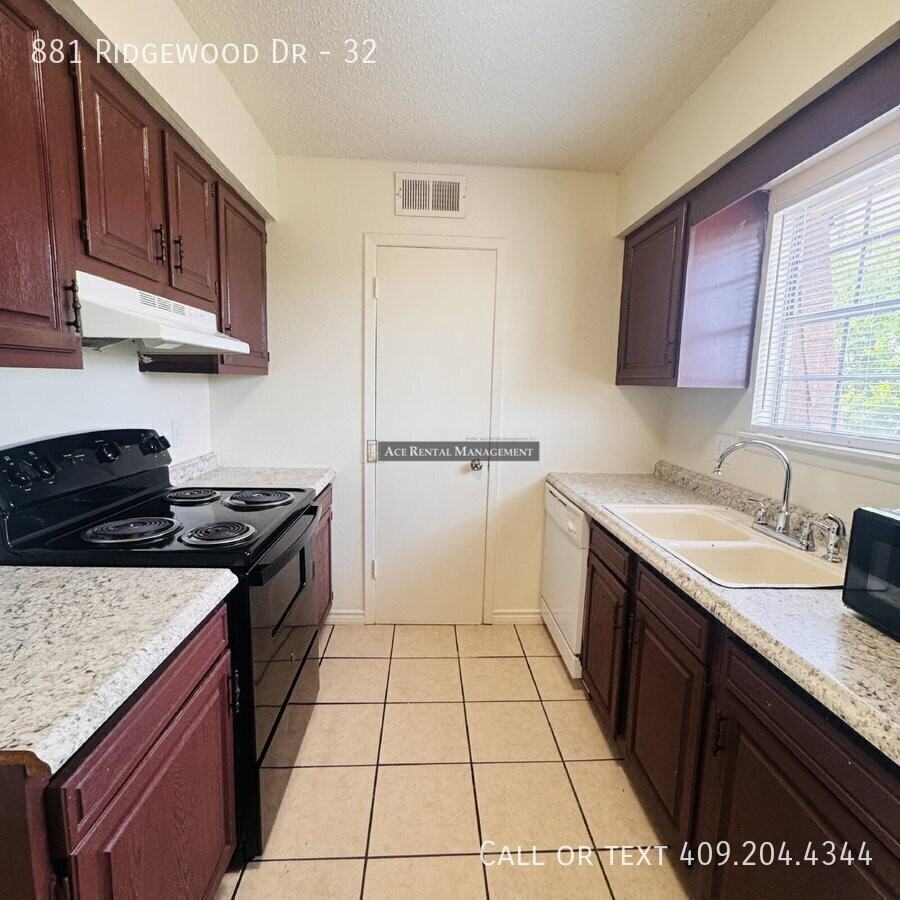 881 Ridgewood Dr #32 - Photo 7 of 18