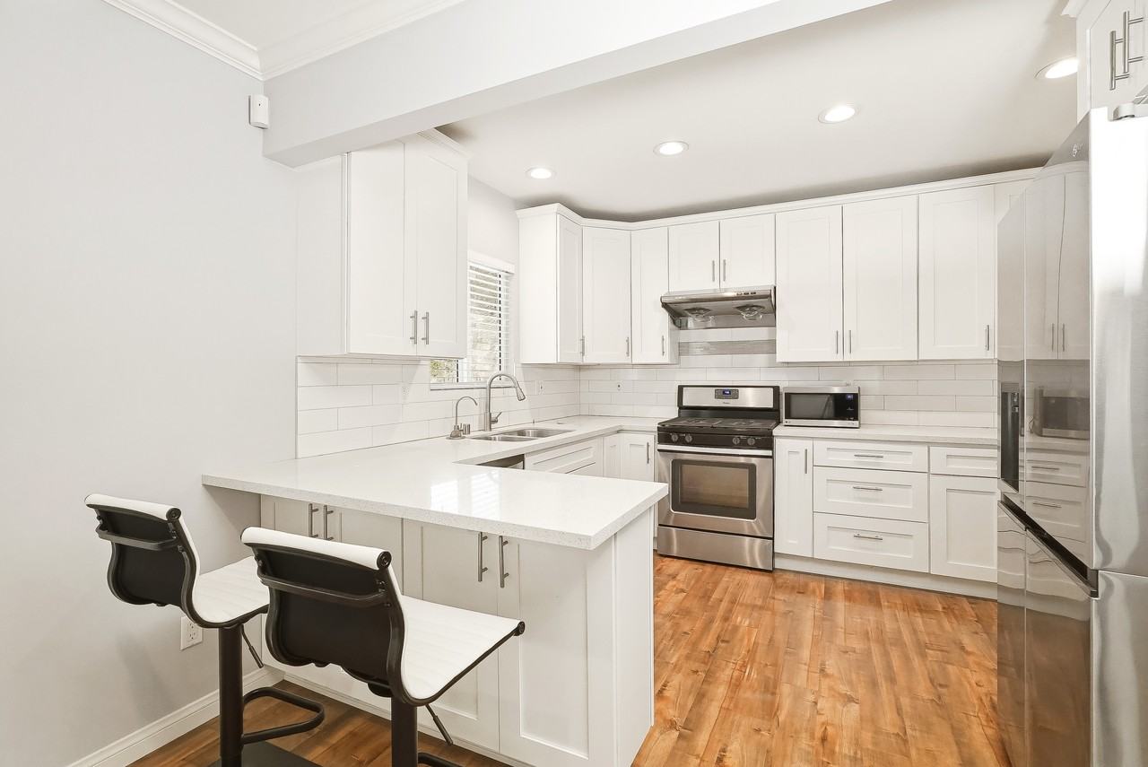 6528 Beeman Ave - Photo 2 of 16