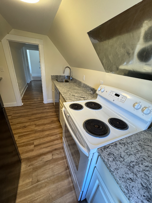 79 College St #3A - Photo 2 of 14
