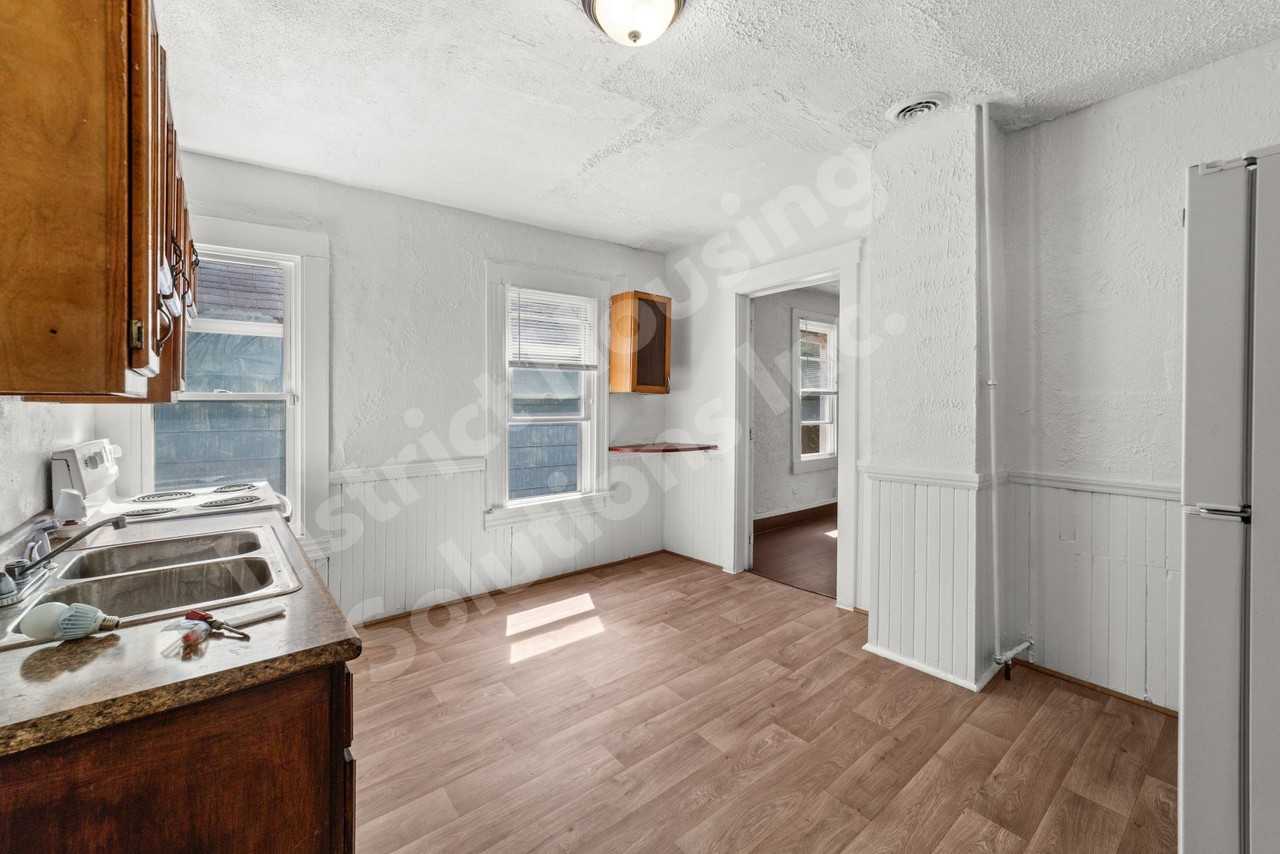 8302 Sowinski Ave - Photo 3 of 17