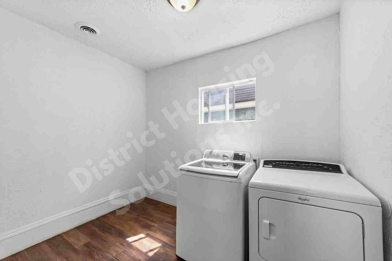 8302 Sowinski Ave - Photo 5 of 17