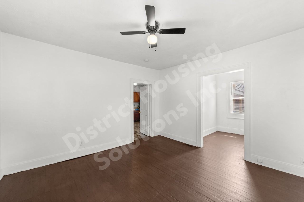 8302 Sowinski Ave - Photo 6 of 17