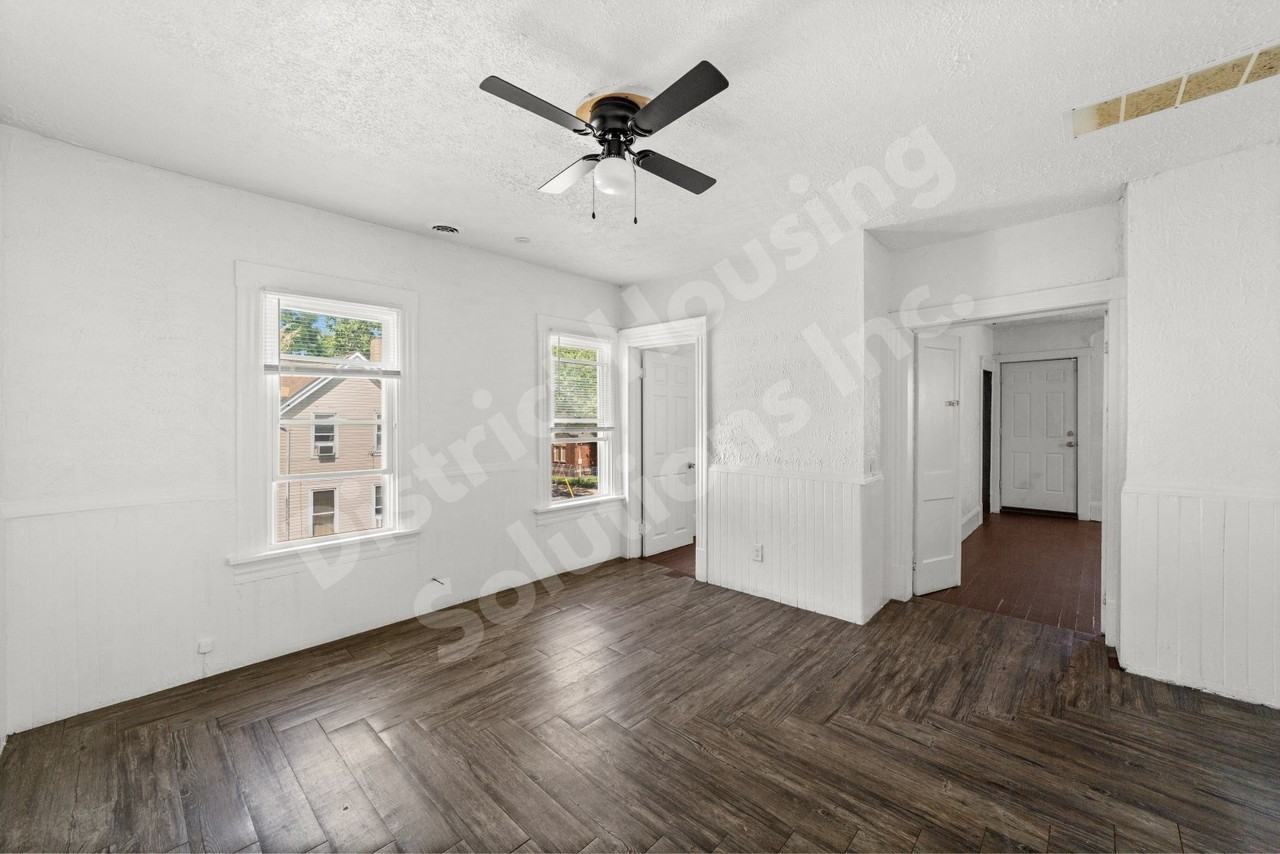 8302 Sowinski Ave - Photo 7 of 17
