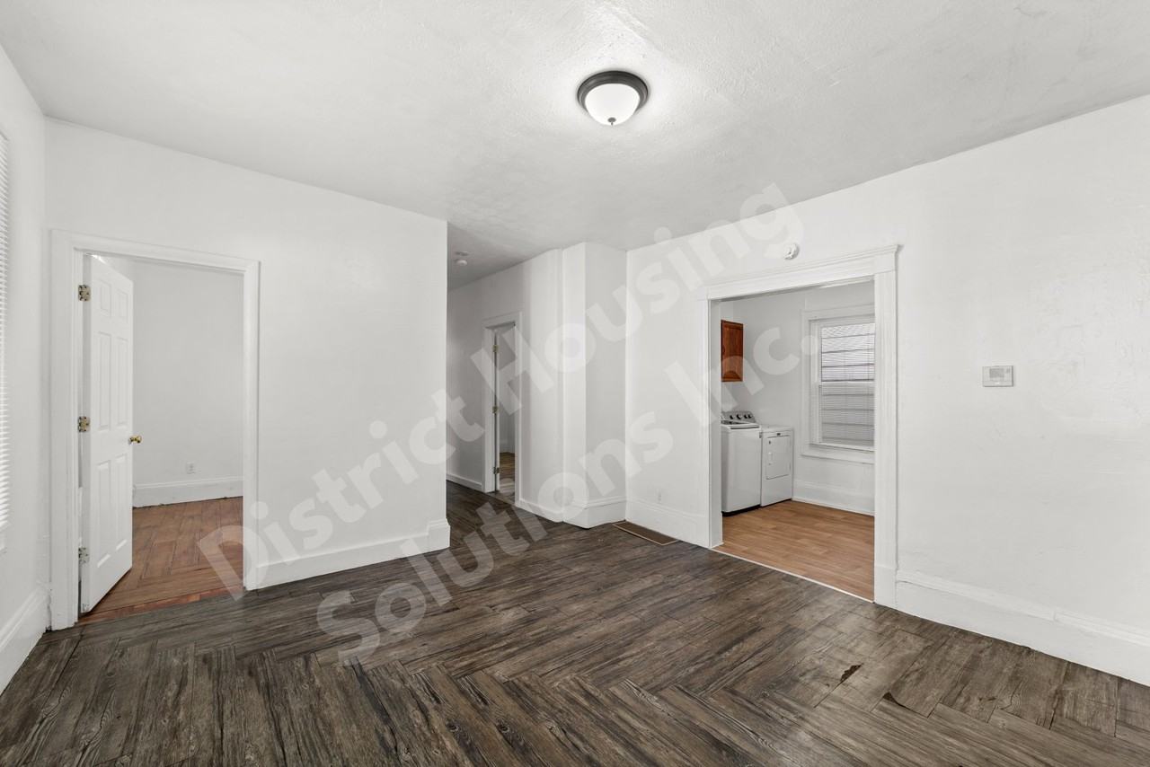 8302 Sowinski Ave - Photo 5 of 16