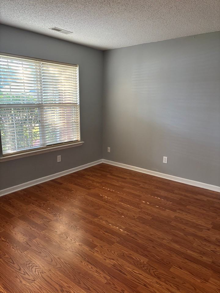 110 Meadowglade Ln - Photo 2 of 20