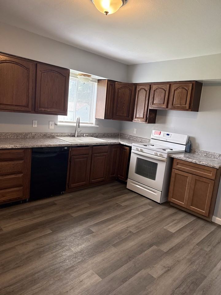 7818 Brand Ave - Photo 2 of 7