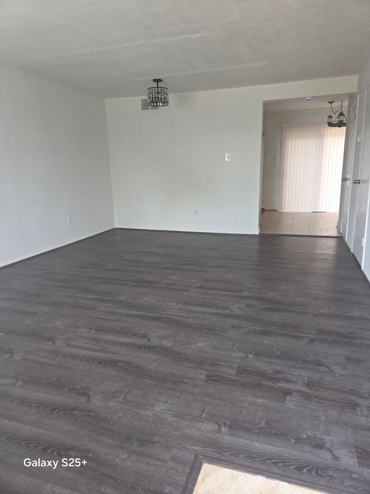 27 N Pendleton Ct - Photo 3 of 4