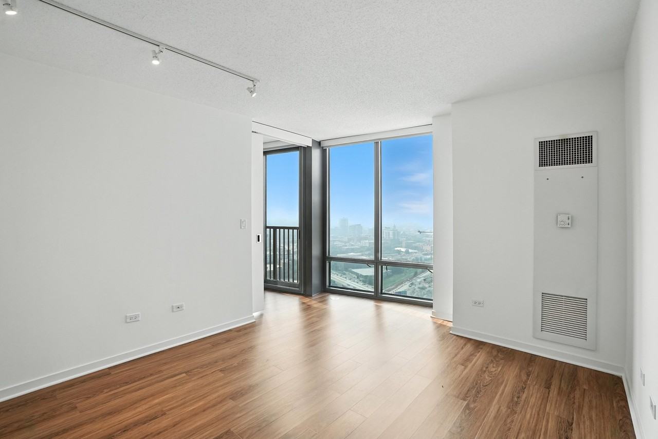 462 N Kingsbury St - Photo 3 of 16