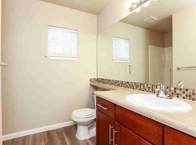 817 Broadview Blvd N - Photo 2 of 5