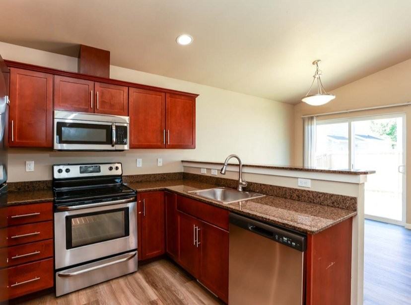 817 Broadview Blvd N - Photo 3 of 5