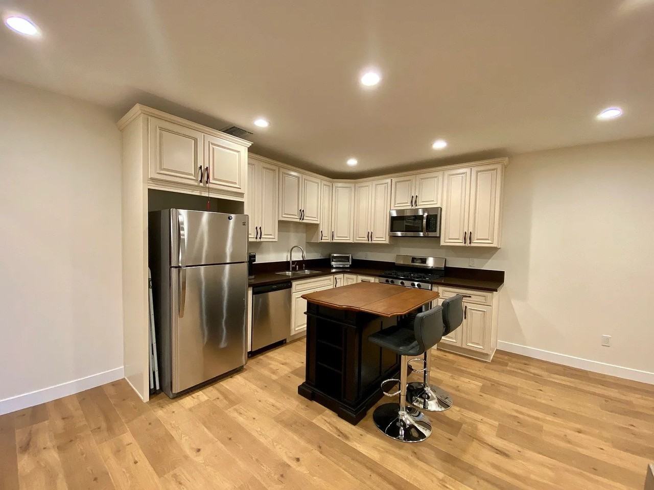 5329 Willis Ave - Photo 4 of 10