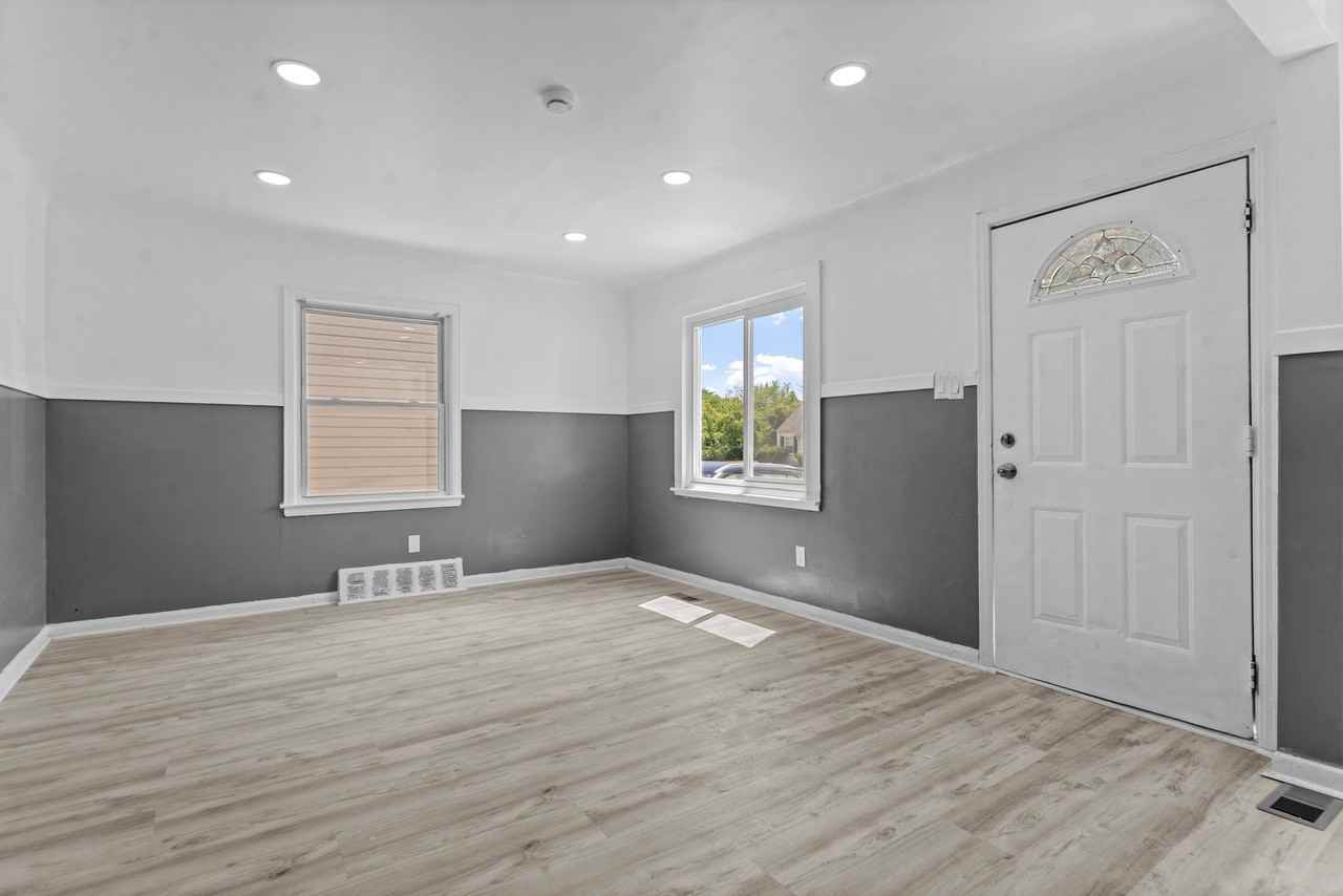 16039 Fairmount Dr - Photo 2 of 20