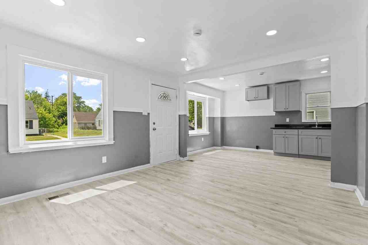 16039 Fairmount Dr - Photo 4 of 20