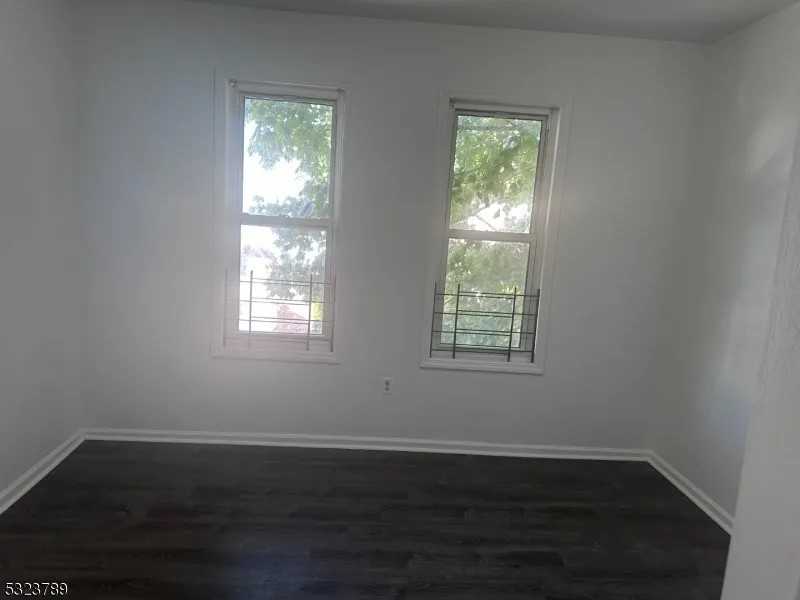246-248 Columbia Ave #1R - Photo 4 of 23