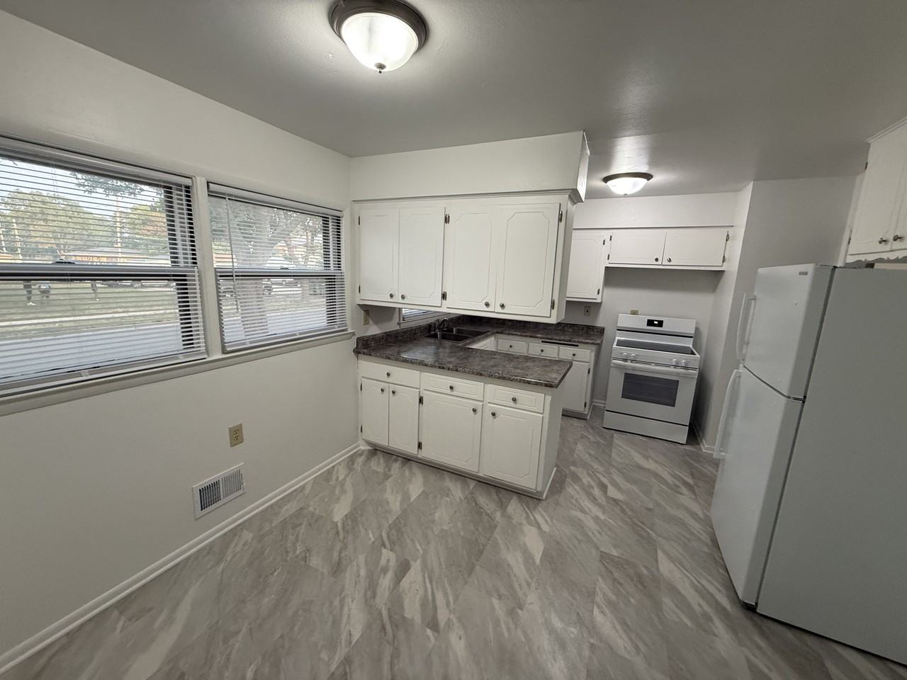 8801 W Congress St - Photo 4 of 12